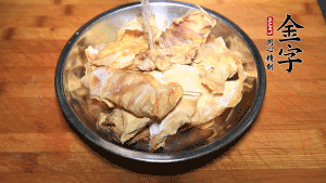 筍干冷水泡發(fā)至軟，切成小段，生姜切成片備用。