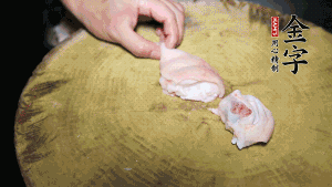 新鮮豬蹄切成塊狀，冷水入鍋，加姜片、黃酒汆燙3分鐘，出鍋后洗凈。（要先將豬蹄的蹄甲和毛處理干凈，如果有毛扎扎的感覺(jué)，非常影響口感。大火燒開后，撇去血沫，要多撇幾遍至干凈，這樣才可使湯色更鮮亮、清淡不油膩。）