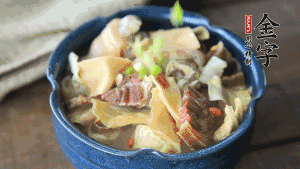 加翠綠的蔥花點(diǎn)綴一下就可以啦。