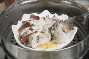 將鱸魚(yú)成花狀擺好，將火腿切片放入各縫隙中，放入鍋中隔水蒸12分鐘拿出，撒上蔥花即可。