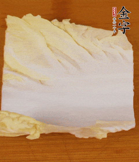 一片白菜一片淡火腿交替疊起，疊個兩三層放進鍋內，直到塞滿鍋。