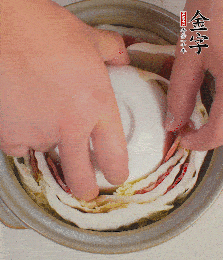 寬度剛好是鍋的高度。扣一個小碗更有助于幫助造型。