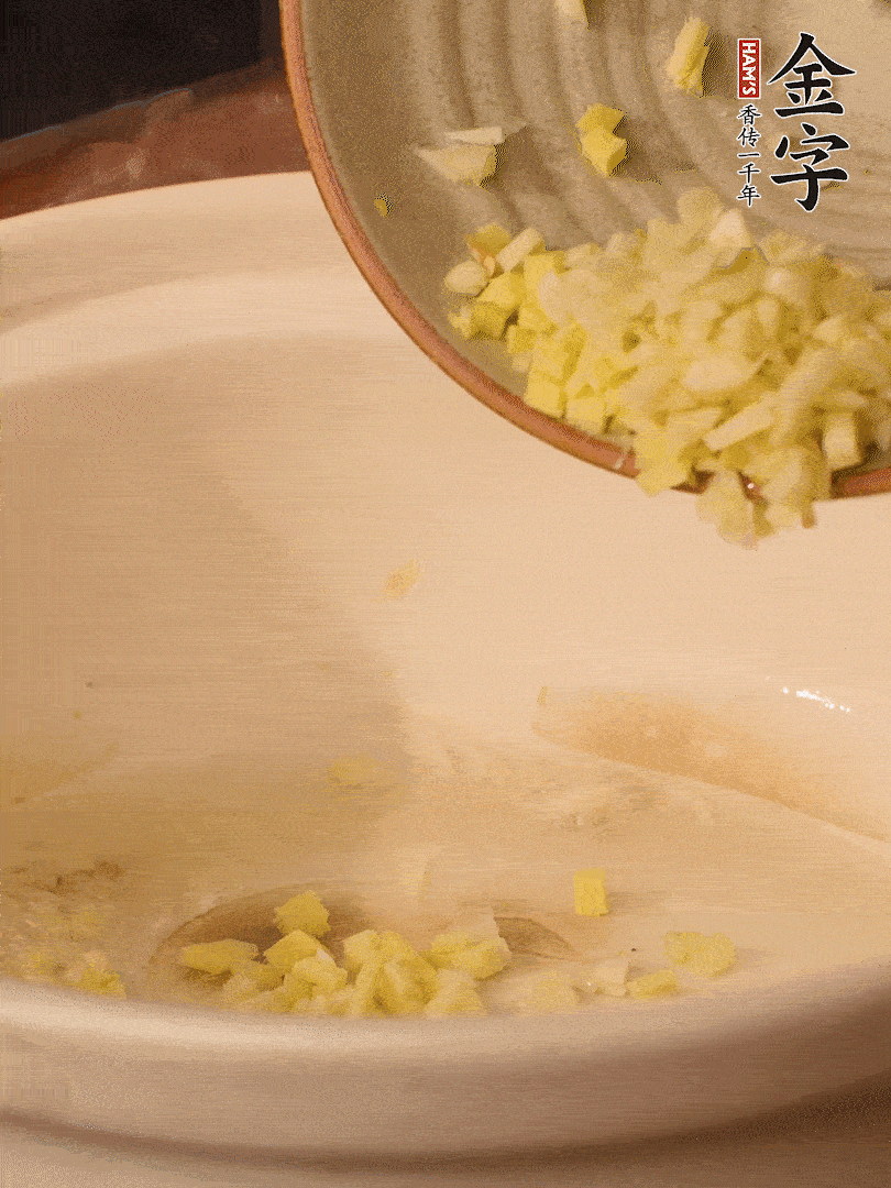 熱油下鍋，姜爆香。下冬瓜略微翻炒。