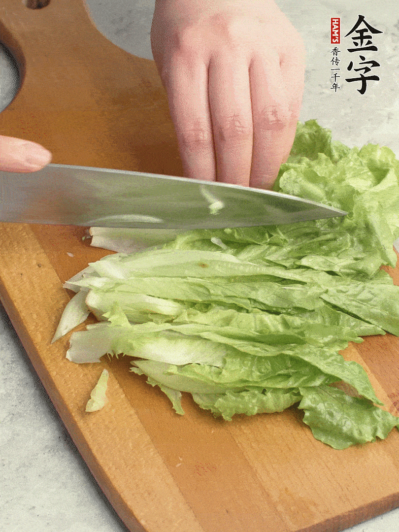 胡蘿卜、生菜、黃瓜切絲。