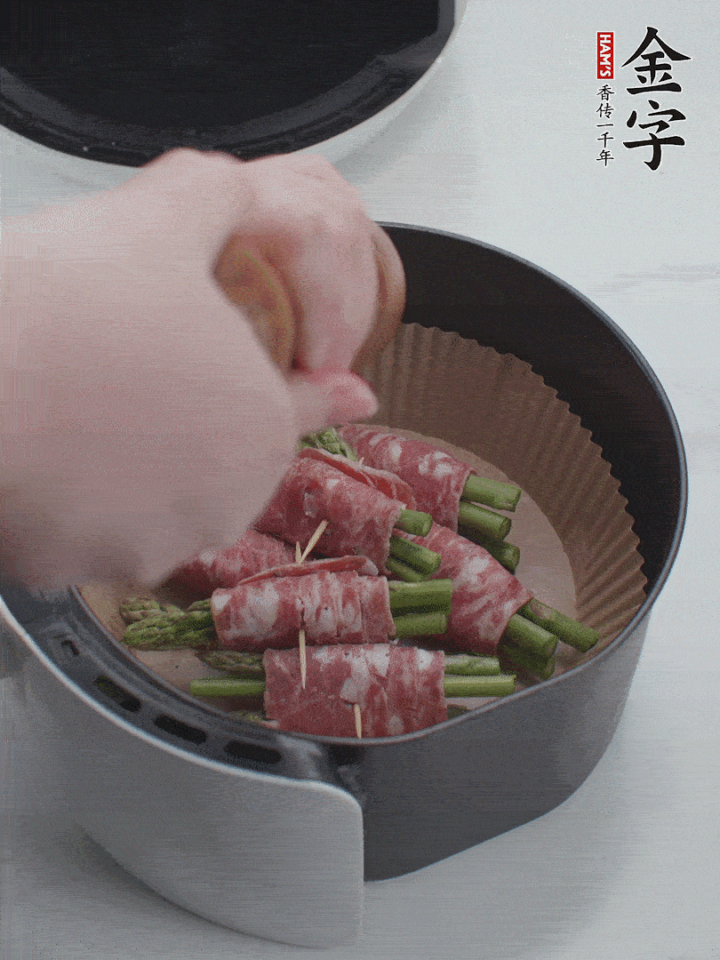 在培根卷上撒點黑胡椒碎。