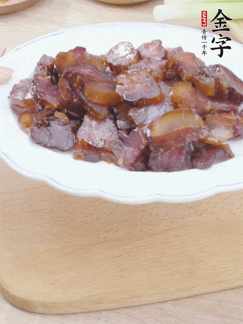 金字醬油肉水煮15分鐘，切薄片。