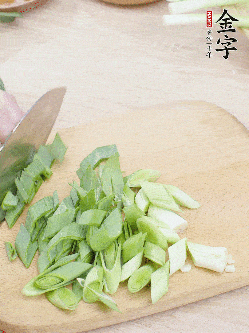 青蒜切段。（蒜白可以拍一下，再斜著切）