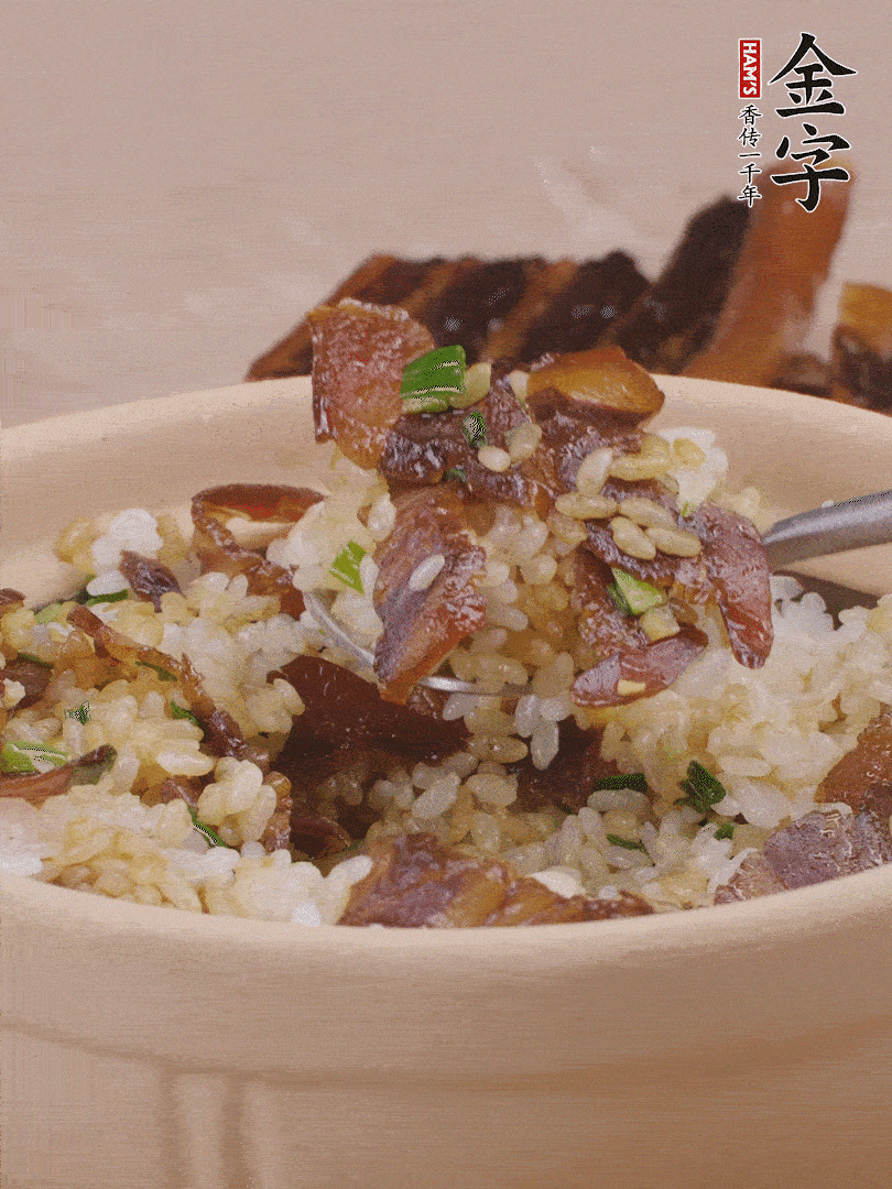 揭蓋后撒點(diǎn)蔥花裝飾，趁熱拌勻。