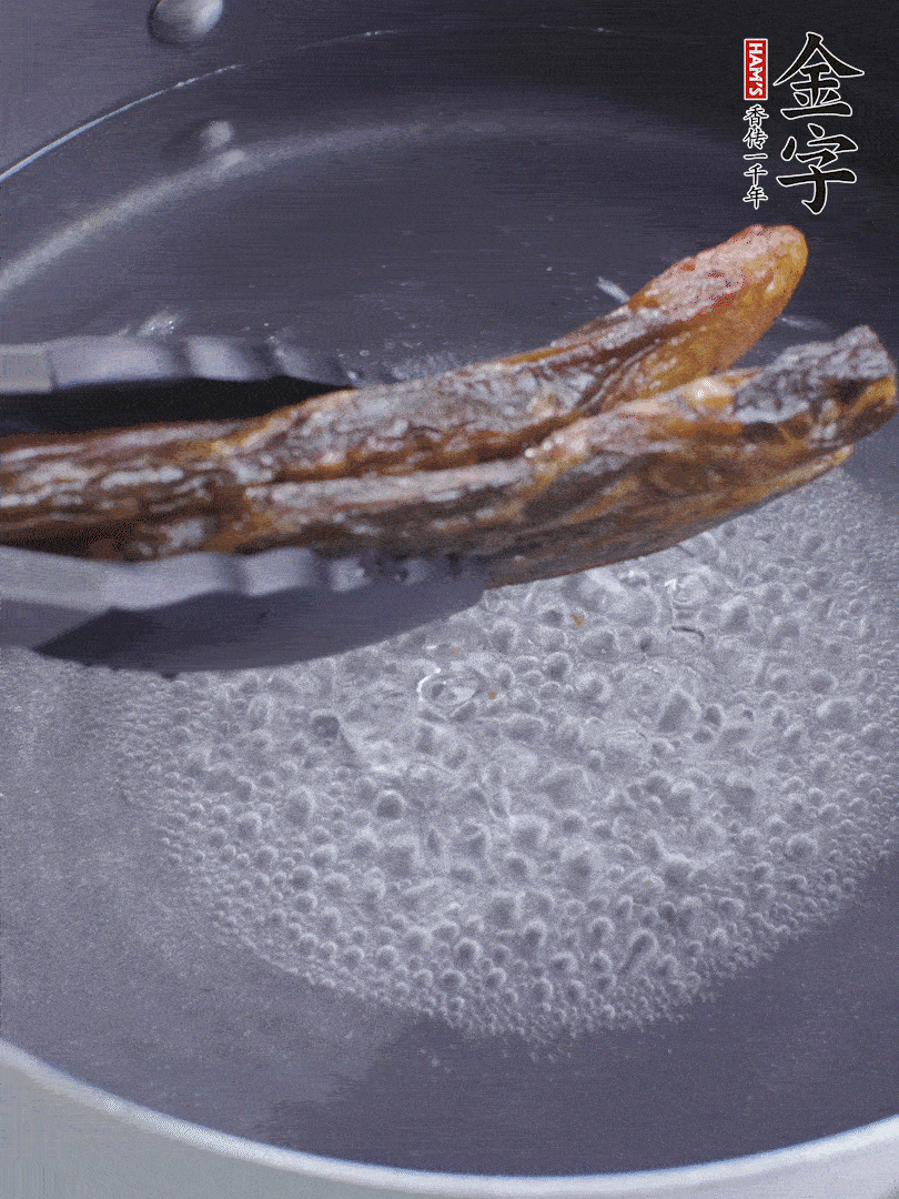 金字醬油肉水煮15分鐘，切薄片。