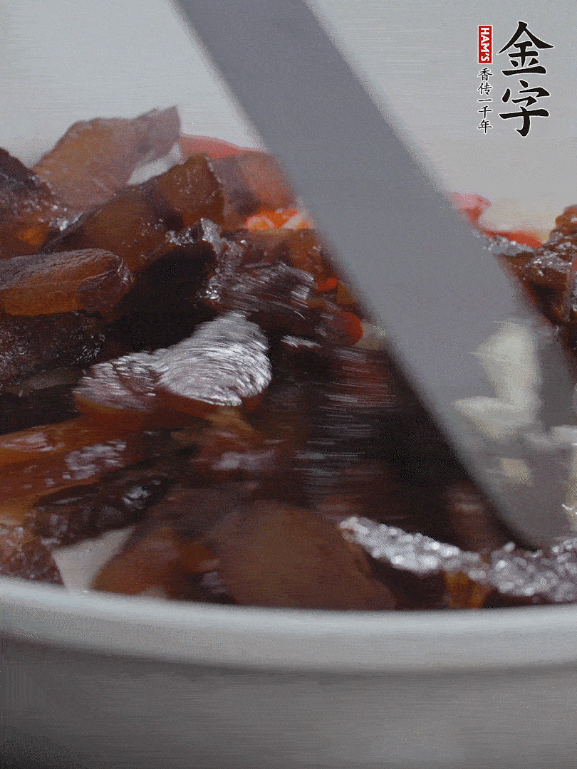 下醬油肉，煸出油脂。