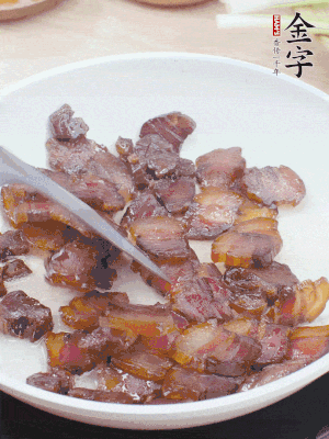 熱鍋少油，醬油肉煸出油脂，盛出。