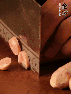 金字烤腸切圓片。