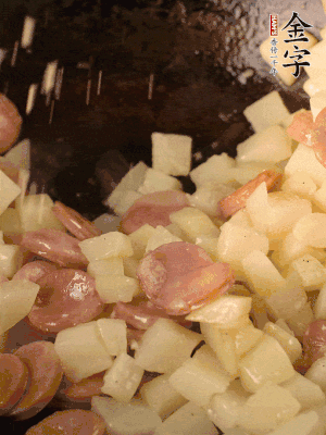 再放烤腸片煎熟。撒點鹽、孜然粉、辣椒面。