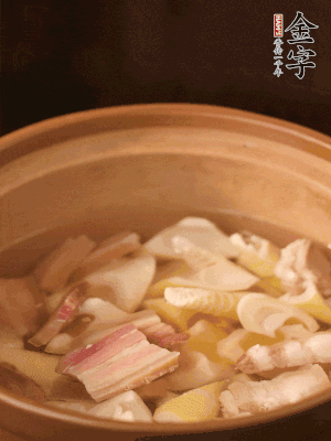 春筍、咸肉、咸肉一起入砂鍋，加姜片、料酒、清水大火煮沸到湯色變白。轉(zhuǎn)小火慢篤半小時。