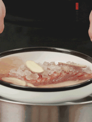 置于盤中，加冰糖100g、黃酒100g、水200g，上鍋蒸20分鐘。