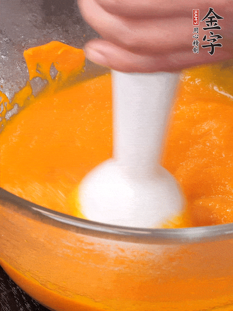 300g南瓜，去皮去瓤切滾刀塊，大火蒸8分鐘，料理機(jī)打成泥，篩網(wǎng)過篩成泥