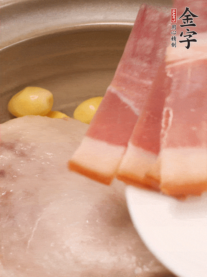 鴨肉、白果、火腿、生姜一起放入砂鍋，清水沒(méi)過(guò)食材，大火燉煮1小時(shí)