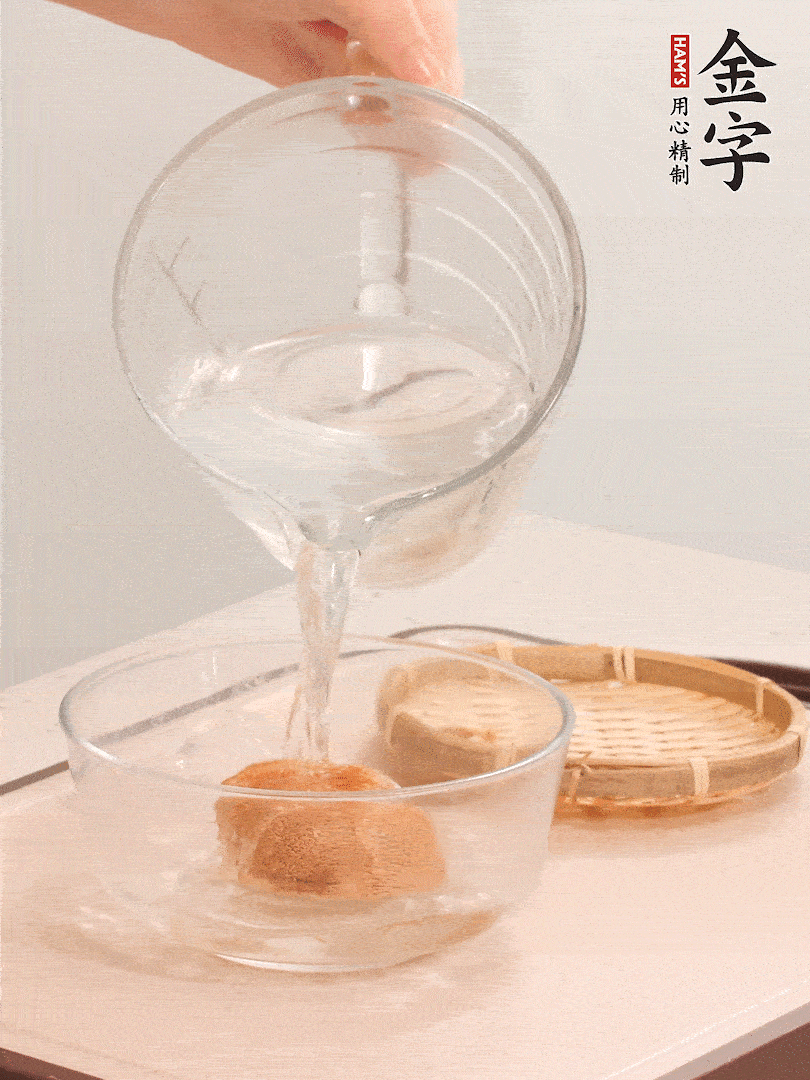 猴頭菇至少泡發半小時，將浸泡后的黃水擠干；