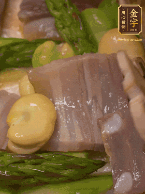 倒入熱水，燉煮10分鐘