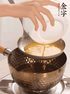 雞蛋過篩子倒入油鍋炸成蛋酥，瀝干油。