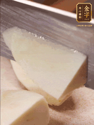 茭白去殼，底部一層老皮刨掉，切成滾刀塊