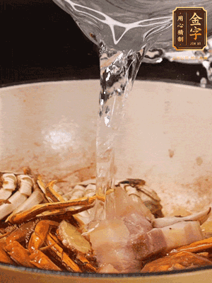 加料酒/花雕酒去腥，加入開水燜10分鐘左右