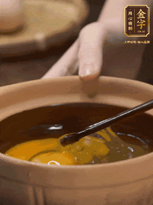 雞蛋打入砂鍋，充分打勻，1.5倍的溫水加一勺鹽，倒入蛋液中，攪拌均勻后用勺子舀去表面浮沫