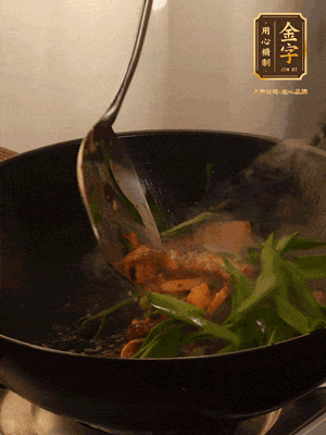 黃豆醬、鹽、糖調味，淋一圈花雕酒，蒜白先下，蒜葉后下