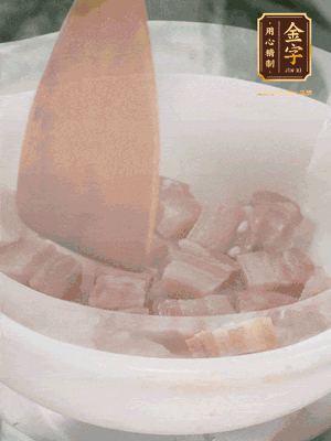 砂鍋內咸肉微微煸出香味，再倒入開水。放排骨滾開后轉中小火篤30分鐘。（水盡量一次加足，以免中途加水沖淡鮮味。這一步是湯底濃白的關鍵）