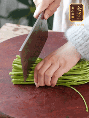 正嫩的藜蒿，掐頭去除根部，切小段