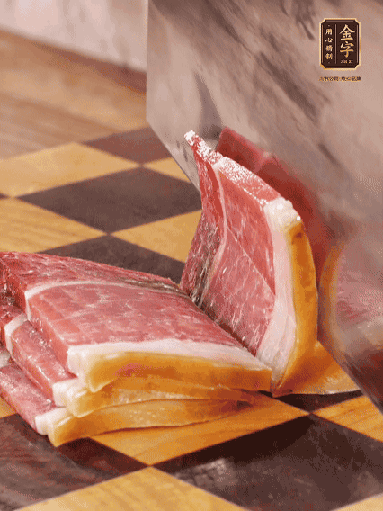 金字火腿切片，溫水浸泡5分鐘；肉皮泡發(fā)，切成小塊。