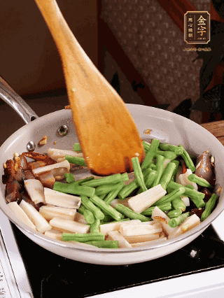 加少許生抽、蠔油、料酒、雞精調(diào)味，少許清水燜2分鐘，炒至豆角皺皮即可