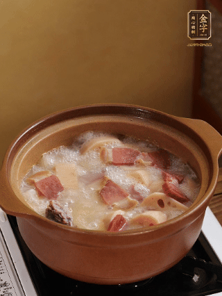 豬油潤(rùn)鍋，豬骨、姜片煸出油脂香，再依次下開(kāi)水、蓮藕、火腿，大火燒開(kāi)