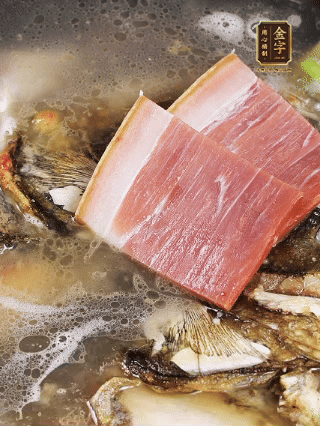 大火燒開(kāi)，大火煮10~15分鐘。放入切好的豆腐，再煮5分鐘大火燒開(kāi)，大火煮10~15分鐘。放入切好的豆腐，再煮5分鐘